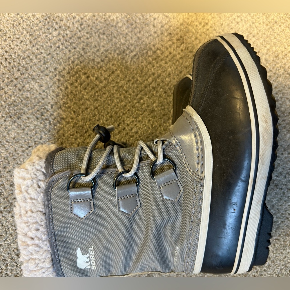 Youth Sorel snow boots like new size 2